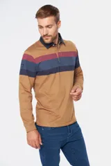 Remera tipo polo con corte clásico, color marrón con rayas horizontales azul marino y bordó en el pecho. Cuello en gabardina azul marino, puños en rib y bordado en el pecho.