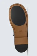 Bota de caña media fabricada en piel color marrón oscuro, con cierre de cremallera lateral, horma cuadrada y suela con ligero tacón.