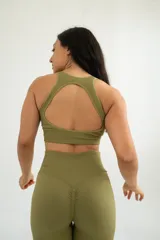 Top deportivo azul con espalda descubierta y textura acanalada.