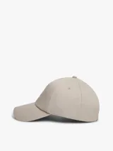 Gorra de béisbol Tommy Jeans color beige, con visera curva, ojales de ventilación y parche bordado con el logo de la marca en el frente.