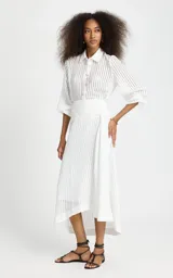 Pollera midi en línea A color blanco con estampado de rayas finas, cintura alta con detalle cruzado en la parte delantera y caída asimétrica con movimiento.