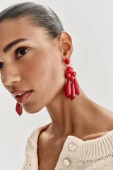 Pendientes colgantes de diseño estructurado en color rojo, compuestos por esferas de distintos tamaños y piezas alargadas en forma de gota que cuelgan en la parte inferior.