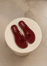 Chancletas de goma color rojo con tiras finas y acabado brillante de la marca Criado.