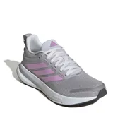 Championes Adidas Runblaze para mujer, color gris con tres franjas laterales en color rosado. Presentan una suela blanca con tecnología Cloudfoam y detalles en la puntera y talón en gris oscuro.