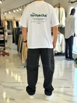 Remera oversize gris con efecto acid wash, de mangas cortas y cuello redondo, con estampado tipográfico blanco en la espalda.