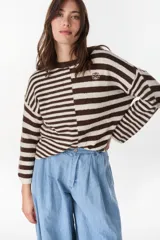 Sweater de punto a rayas horizontales en color chocolate y crudo, con cuello redondo y diseño holgado.