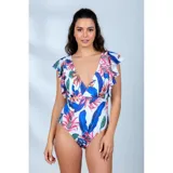 Malla enteriza con estampado tropical de hojas en tonos azules, fucsias y verdes sobre fondo blanco. Presenta escote en V profundo, mangas con volados y corte de pierna alto.