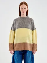 Buzo de punto con diseño de rayas horizontales anchas en colores gris, amarillo y marrón. Presenta una silueta amplia y relajada, cuello a la base y mangas largas. Confeccionado en una mezcla de alpaca, poliamida y lana.