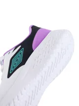 Championes de running Umbro, color blanco con detalles en negro, lila y turquesa.