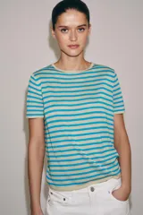 Top de punto de cuello redondo y manga corta, con diseño de rayas horizontales en tonos marrón y naranja.