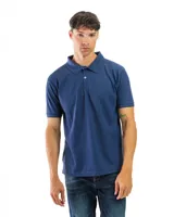 Remera polo blanca de manga corta, con cuello de polo y tapeta de dos botones.