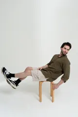 Camisa celeste de manga larga con cuello mao.