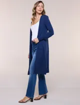 Cardigan largo de punto liviano y suave, de color blanco, con diseño abierto al frente, mangas largas con puños acanalados y bolsillos frontales aplicados.