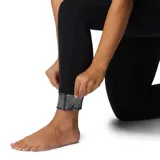 Calza técnica de compresión para mujer, diseñada como primera capa térmica. Presenta un diseño ajustado en color negro con tecnología reflectante de calor y tejido hidroabsorbente para mantener la temperatura y la sequedad durante actividades deportivas en climas fríos.