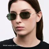 Lentes de sol geométricos con montura dorada de acero inoxidable y lentes polarizadas verdes con protección UV400.