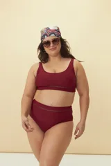 Calzón de bikini negro con cintura alta y detalle de calados horizontales.