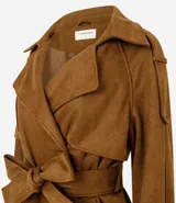Trench coat largo de gamuza sintética con cuello peaked, cierre frontal cruzado con botones y cinturón ajustable en la cintura. Presenta mangas largas con reguladores en los puños y forro interior.