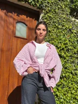 Camisa oversize de manga larga con estampado de cuadros escoceses en tono rosa y blanco, de corte holgado y cuello camisero.