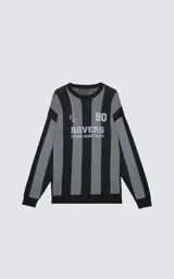 Sweater de punto con diseño a rayas verticales en negro y gris, cuello redondo y mangas largas. Presenta un estampado gráfico frontal con estilo deportivo retro que incluye el texto 'Ravers' y el número '90'. Cuenta con terminaciones en punto rib en cuello, puños y ruedo.