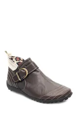 Bota baja estilo botín de cuero color rojo, con hebilla dorada y elástico negro.