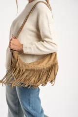 Sweater de tejido de punto color marrón, con cuello redondo, mangas largas y corte oversize. Presenta un detalle de costura decorativa en el frente y terminaciones en rib en cuello, puños y ruedo.