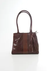 Bolso tote de cuero genuino color bordó con asas largas para hombro. Presenta una franja central con textura de cocodrilo y un adorno lateral de flecos.