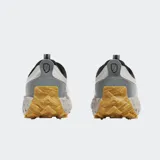 Championes de aproximación sin cordones Norda 003, con diseño técnico en tonos gris y blanco. Presenta una estructura superior de tejido técnico Dyneema® sin costuras y una suela robusta Vibram® con relieve para mayor tracción.