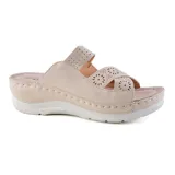 Sandalias bajas color beige con plataforma blanca, tiras anchas con diseño calado y plantilla de cuero.