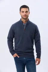 Buzo tejido de lana con cuello alto y medio cierre metálico frontal. Presenta puños y ruedo acanalados, con logo bordado en el pecho.