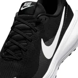 Championes de running Nike modelo Revolution 8, color negro con el icónico logo de la marca en blanco en el lateral y suela blanca de amortiguación.