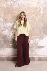 Remera de algodón a rayas horizontales color verde claro y blanco, con cuello redondo y mangas cortas.