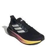 Championes de running Adidas Pureboost 5, color negro con detalles en blanco y entresuela con degradado de color que va del violeta al amarillo. Presentan parte superior de malla transpirable, cierre de cordones y suela Adiwear para mayor tracción.