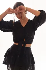 Minifalda blanca con bordado inglés, corte irregular y volados.