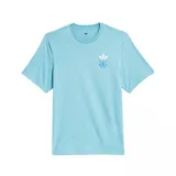 Remera celeste de manga corta Adidas Skateboarding con cuello redondo y estampado de tres logotipos Trefoil apilados en el pecho.