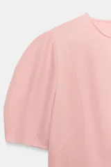 Vestido midi de cuello redondo y manga corta abullonada con terminación elástica. Presenta un diseño de corte evasé con cierre posterior de cremallera oculta.