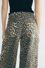 Jean de tiro alto y diseño barrel con volumen curvo en las piernas y largo tobillero, confeccionado en denim de algodón con estampado animal print de leopardo.