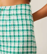 Pantalón de tweed a cuadros verdes y blancos, de corte amplio y cintura alta.