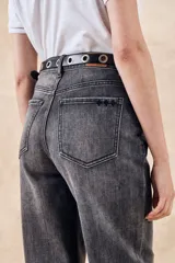 Pantalón de jean gris de corte recto, tiro medio y efecto lavado.