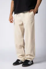 Pantalón de lino y algodón color beige claro, de calce suelto y tiro medio/alto con cintura elastizada y cordón regulable. Posee bolsillos laterales y un bolsillo trasero con tapa.