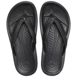 Ojotas Crocband Flip de Crocs, color verde militar con una línea blanca en la entresuela. Diseño ligero con tira superior de TPU y plantilla con textura de masajes.
