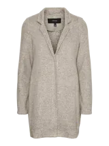 Campera larga Vero Moda de tejido liviano con textura melange, cuello con solapas y cierre frontal a presión. Cuenta con mangas largas y bolsillos laterales funcionales.