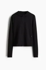 Campera deportiva de corte ajustado confeccionada en tejido funcional con tecnología SoftMove y DryMove. Presenta capucha, cierre frontal con protección para el mentón, bolsillos laterales con cierre y mangas extralargas con abertura para el pulgar.