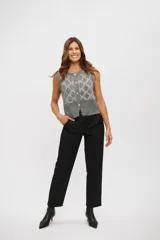 Chaleco de punto en color gris con patrón de rombos en la parte superior, cuello redondo y cierre frontal con botones.