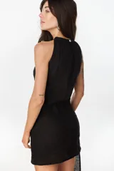 Vestido corto de lino celeste, con escote halter, falda drapeada asimétrica y cierre invisible en el lateral.