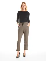 Pantalón de corte recto con estampado de cuadros gales, confeccionado en una mezcla de rayón, poliéster y elastano. Presenta cintura elástica con lazo de ajuste, bolsillos laterales inclinados y bolsillos traseros simulados.