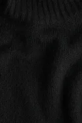 Top de punto de manga corta con cuello alto acanalado y terminaciones en rib en puños y bajo.