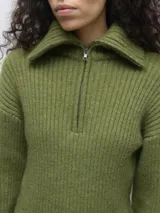Sweater de punto acanalado color verde oliva, con cuello alto, cierre frontal parcial y mangas largas. Presenta un diseño de calce regular con puños y ruedo acanalados.