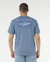 Remera Rip Curl de manga corta en color azul, con estampado gráfico en la espalda con el logo de la marca y la inscripción "Born at Bells".