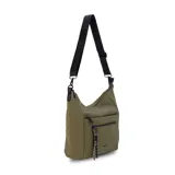 Cartera bandolera gris de formato amplio, con correa larga regulable y desmontable con inscripciones. Cuenta con cierre superior, bolsillo frontal con cierre y detalle colgante de cordones, y un bolsillo trasero con cierre.