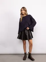 Sweater de punto oversize con destellos de lurex, cuello redondo y mangas largas con diseño holgado.